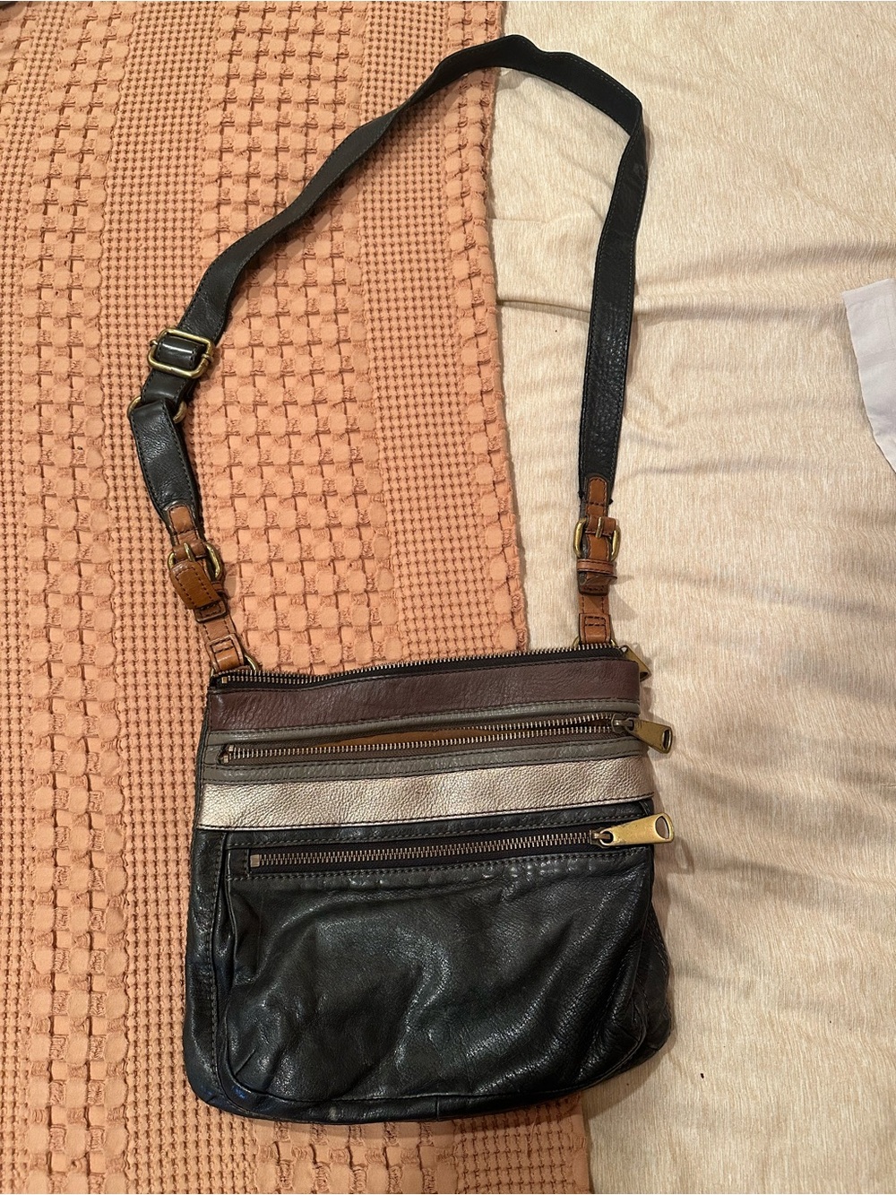 Women’s Multi-Compartment Fossil Leather Crossbody Bag - Black & Brown